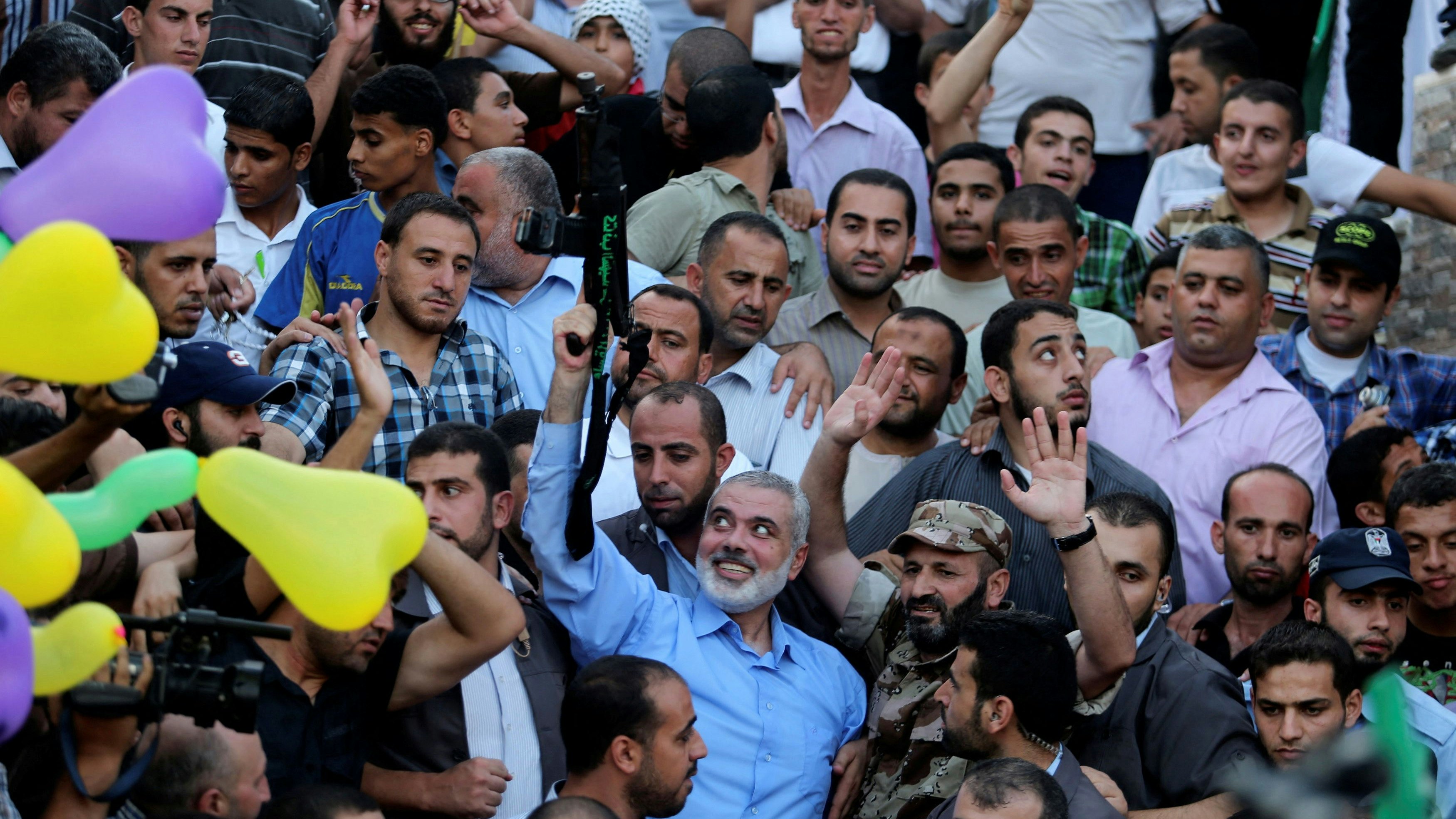 Hamas-Führer Hanija feiert mit Anhängern bei einer Kundgebung im Jahr 2014. (ARCHIVFOTO)