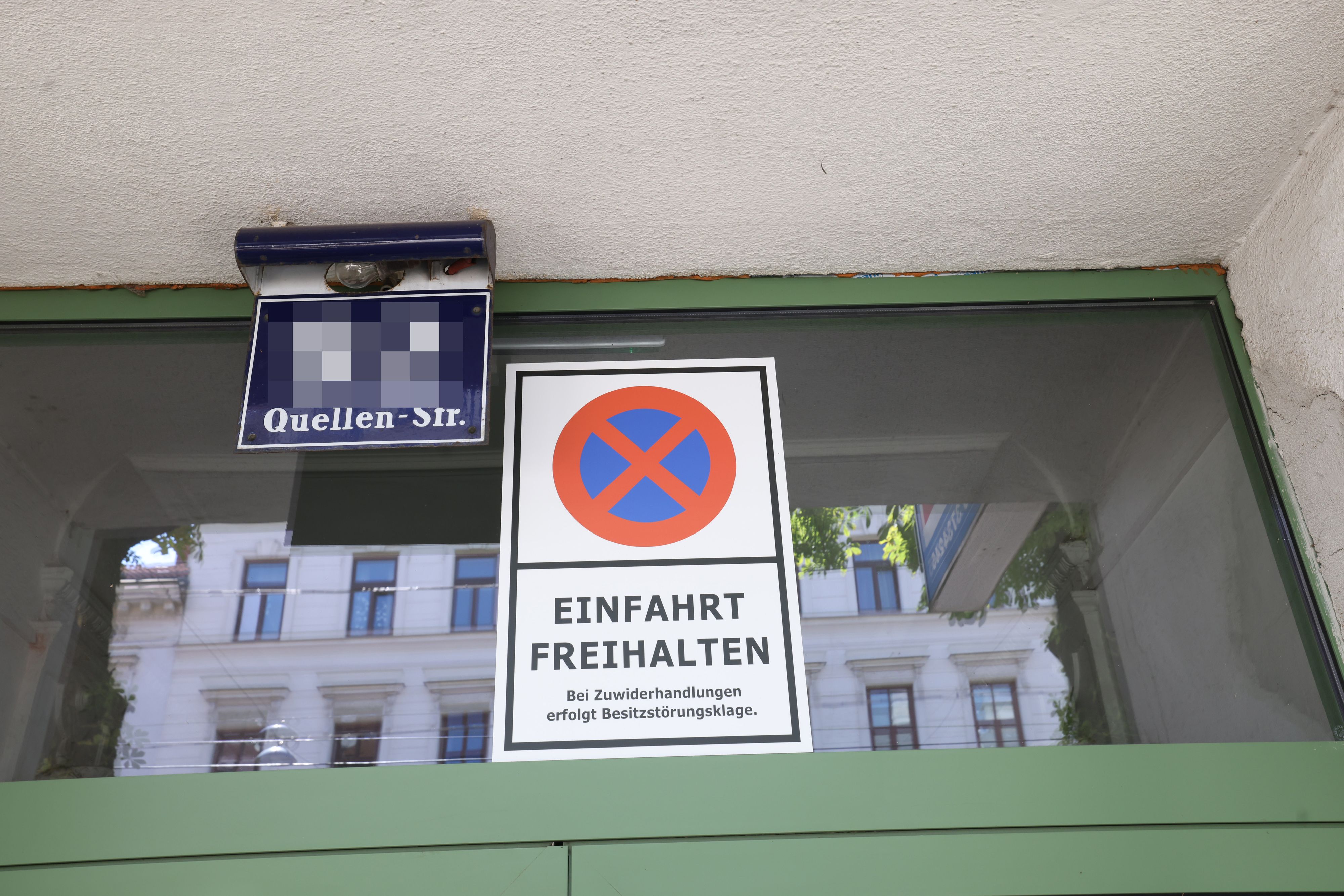 Die besagte Einfahrt – wer hier hält, riskiert eine teure Strafe