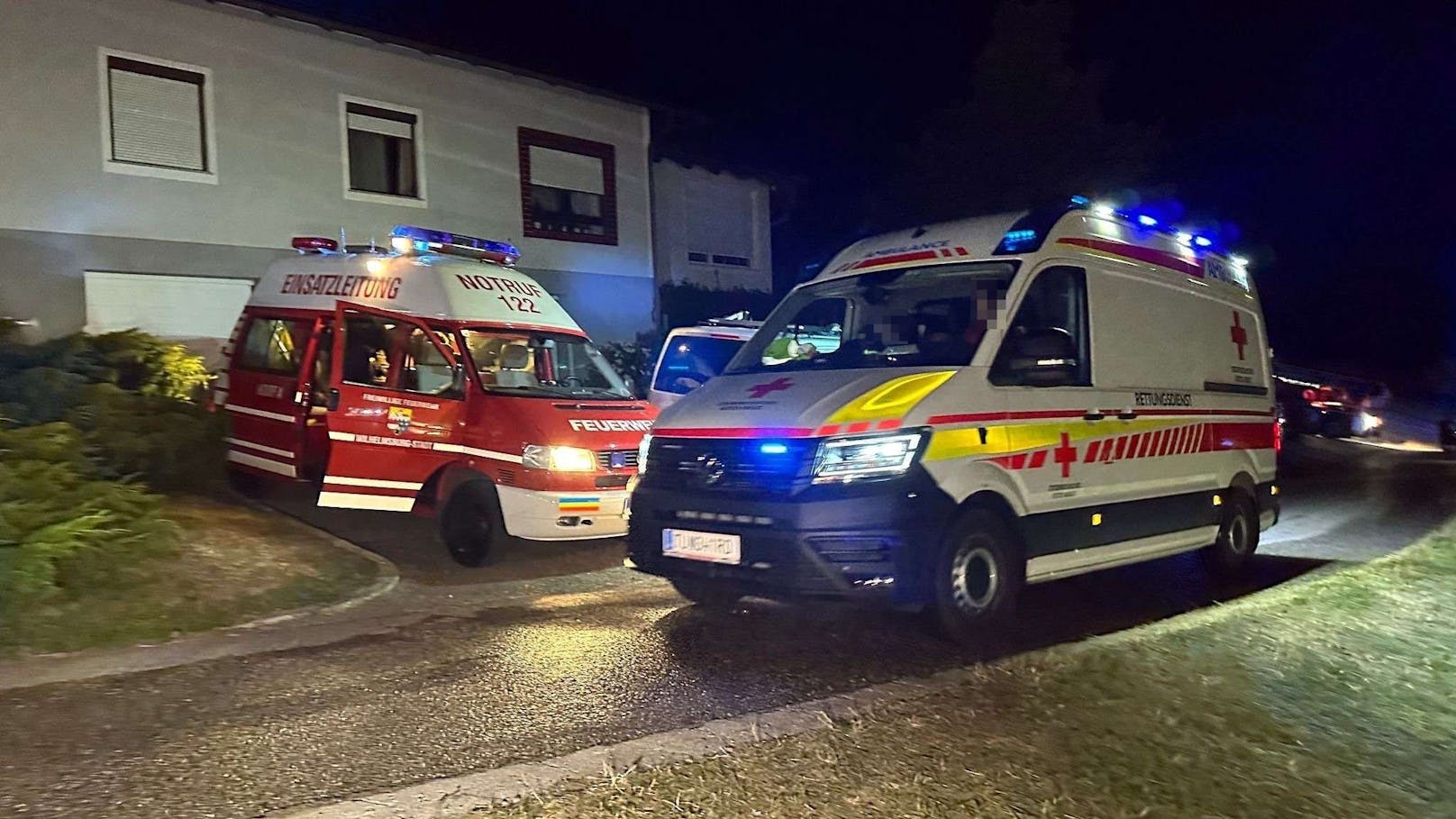 In der Nacht auf Mittwoch heulten rund um St. Georgen am Steinfelde die Sirenen. Auf einem Bauernhof ist aus derzeit ungeklärten Gründen ein Brand ausgebrochen.