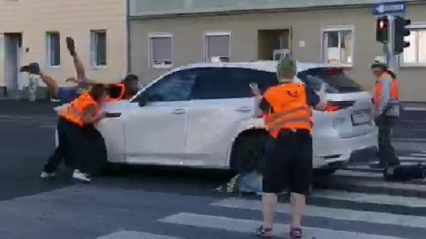 Wütender Pkw-Lenker rammt Klima-Aktivisten mit Auto