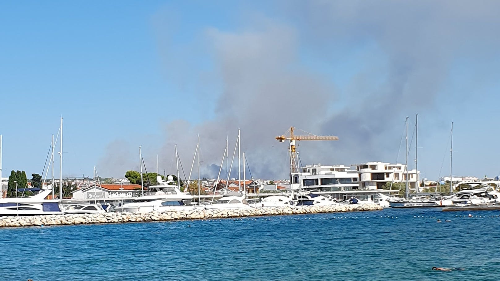 In Skradin und Smoković (hier im Bild) setzten sich heftige Flächenbrände in Gang, Feuer in Gornji Tučepi bei der Riviera Makarska drang sogar bis in den Naturpark Biokovo.