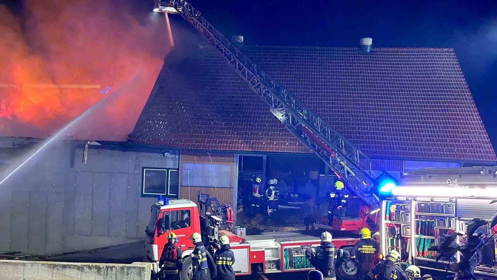 In der Nacht auf Mittwoch heulten rund um St. Georgen am Steinfelde die Sirenen. Auf einem Bauernhof ist aus derzeit ungeklärten Gründen ein Brand ausgebrochen.