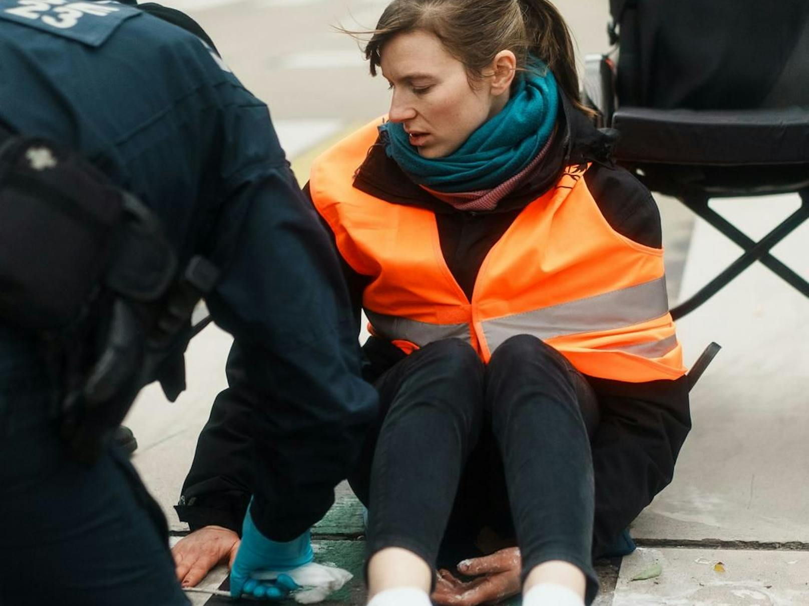 Im Vorjahr klebte sich die Tirolerin noch auf die Straße, jetzt unterstützt sie eine Klima-Organisation mit organisatorischer Arbeit.