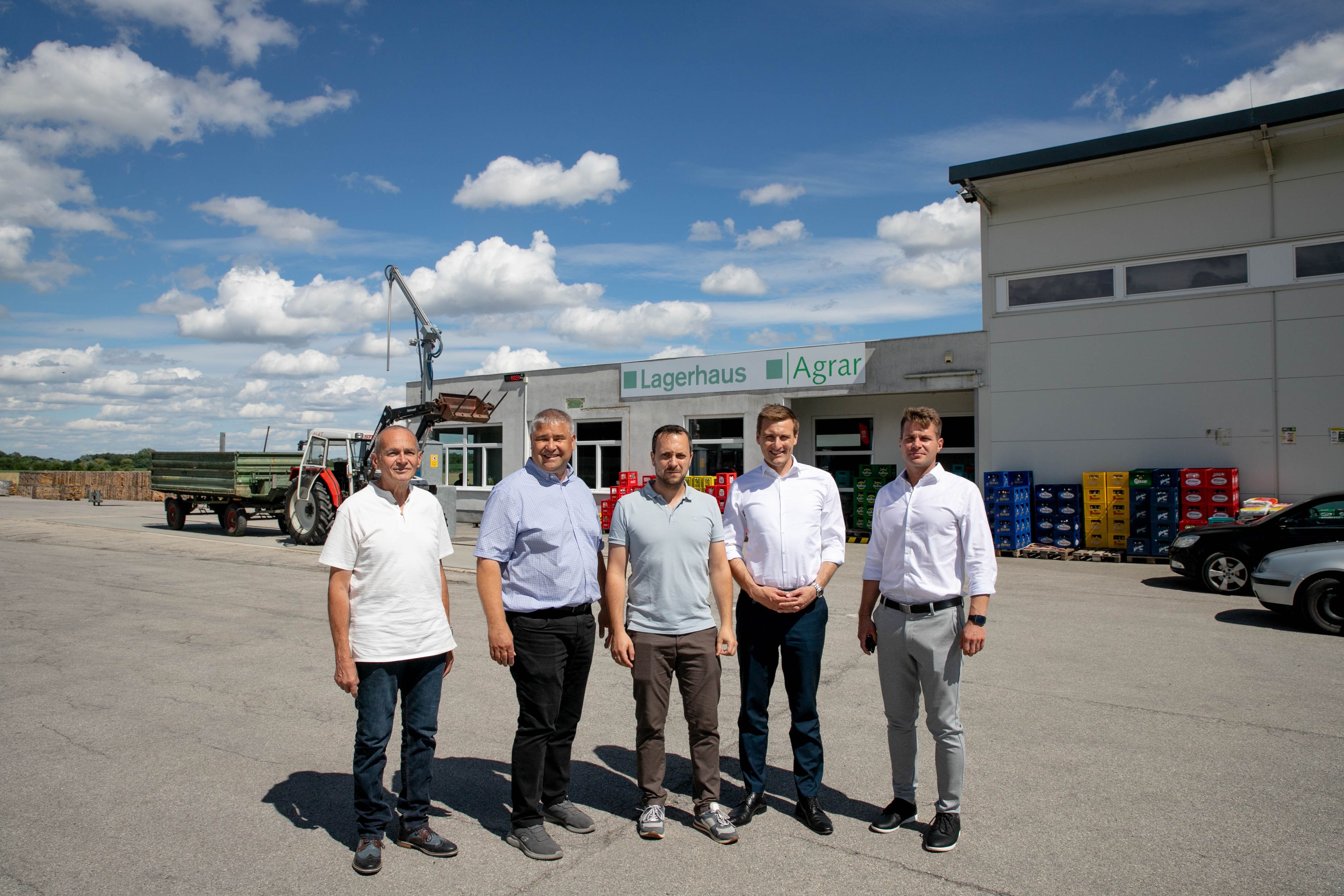 SPÖ-Landesrat Sven Hergovich (2.v.r.) und Bezirkskammerrat Patrick Eber (Mitte) von den SPÖ Bauern erkundigten sich bei einem Lokalaugenschein in Großkadolz über Schließungspläne der Raiffeisengenossenschaft. Informiert wurden sie vom Bürgermeister von Seefeld-Kadolz, Peter Frühberger (2.v.l.) und seinen beiden Gemeinderäten Franz Weinwurm (l.) und Matthias Leitner (r.).