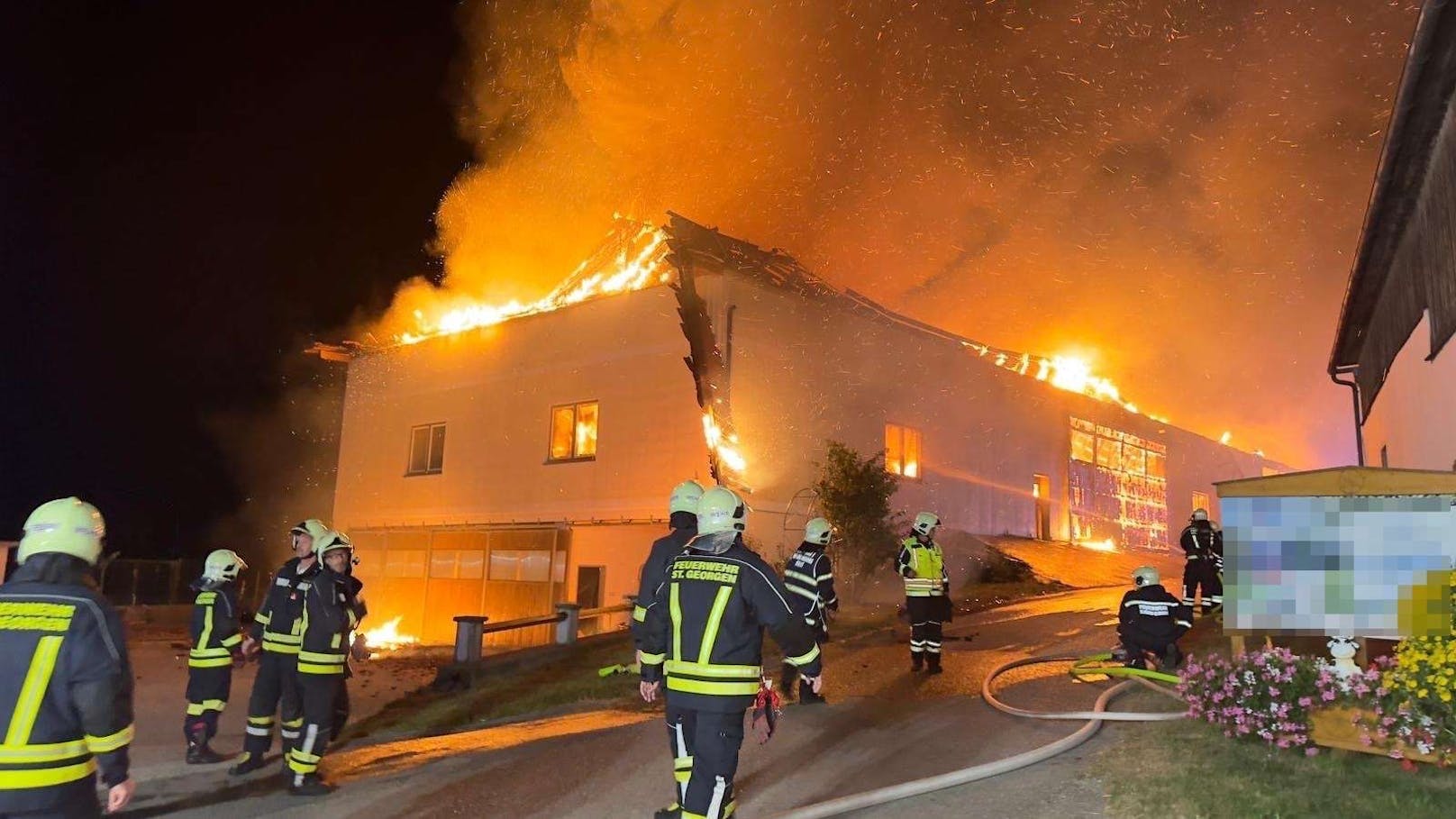 In der Nacht auf Mittwoch heulten rund um St. Georgen am Steinfelde die Sirenen. Auf einem Bauernhof ist aus derzeit ungeklärten Gründen ein Brand ausgebrochen.