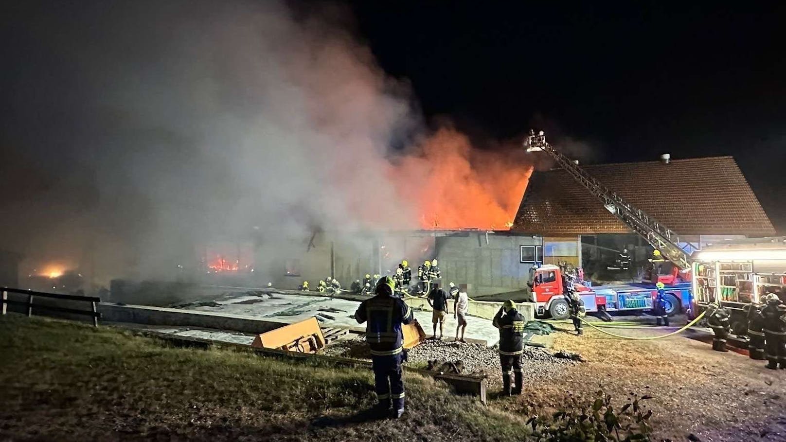 In der Nacht auf Mittwoch heulten rund um St. Georgen am Steinfelde die Sirenen. Auf einem Bauernhof ist aus derzeit ungeklärten Gründen ein Brand ausgebrochen.