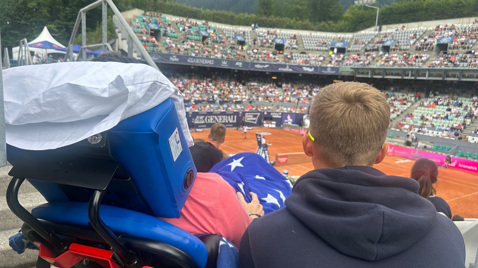 Die Familie bekam einen Platz, von dem Franz den ganzen Tennisplatz überblicken konnte.