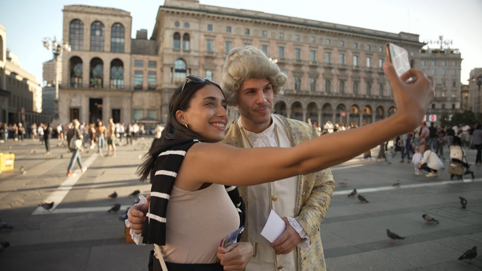 Jeweils zwei Social Media-Stars, für Österreich Max Weißenböck und Maximilian Ratzenböck und für die Schweiz Joel von Mutzenbecher und Anais Decasper, treten auf italienischem Territorium gegeneinander an, um im besten Fall für jede Menge Schlagzeilen zu sorgen.