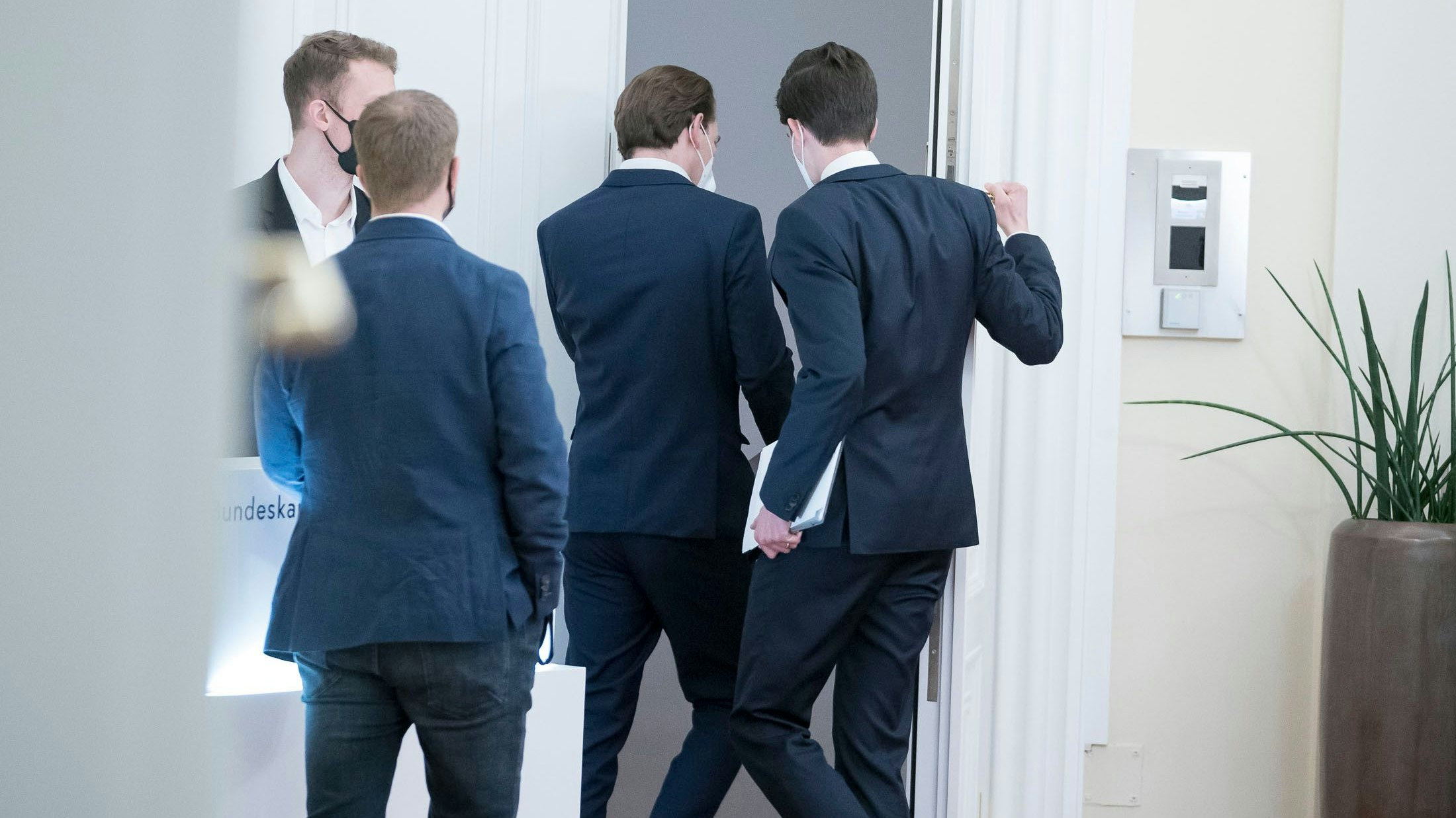 Nichts wie weg: Das Team um Sebastian Kurz nach einem Treffen mit den Landeshauptleuten