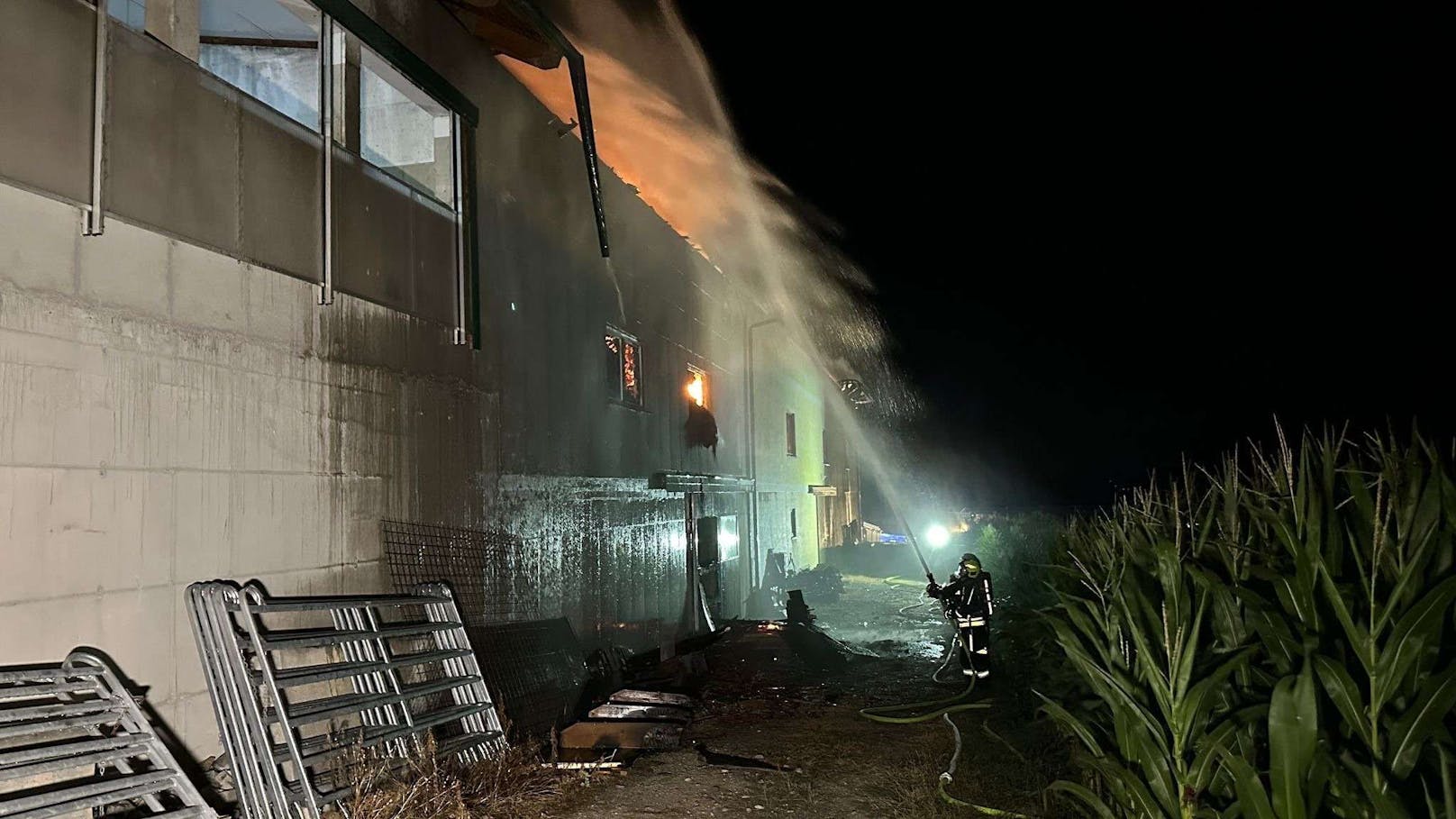 In der Nacht auf Mittwoch heulten rund um St. Georgen am Steinfelde die Sirenen. Auf einem Bauernhof ist aus derzeit ungeklärten Gründen ein Brand ausgebrochen.