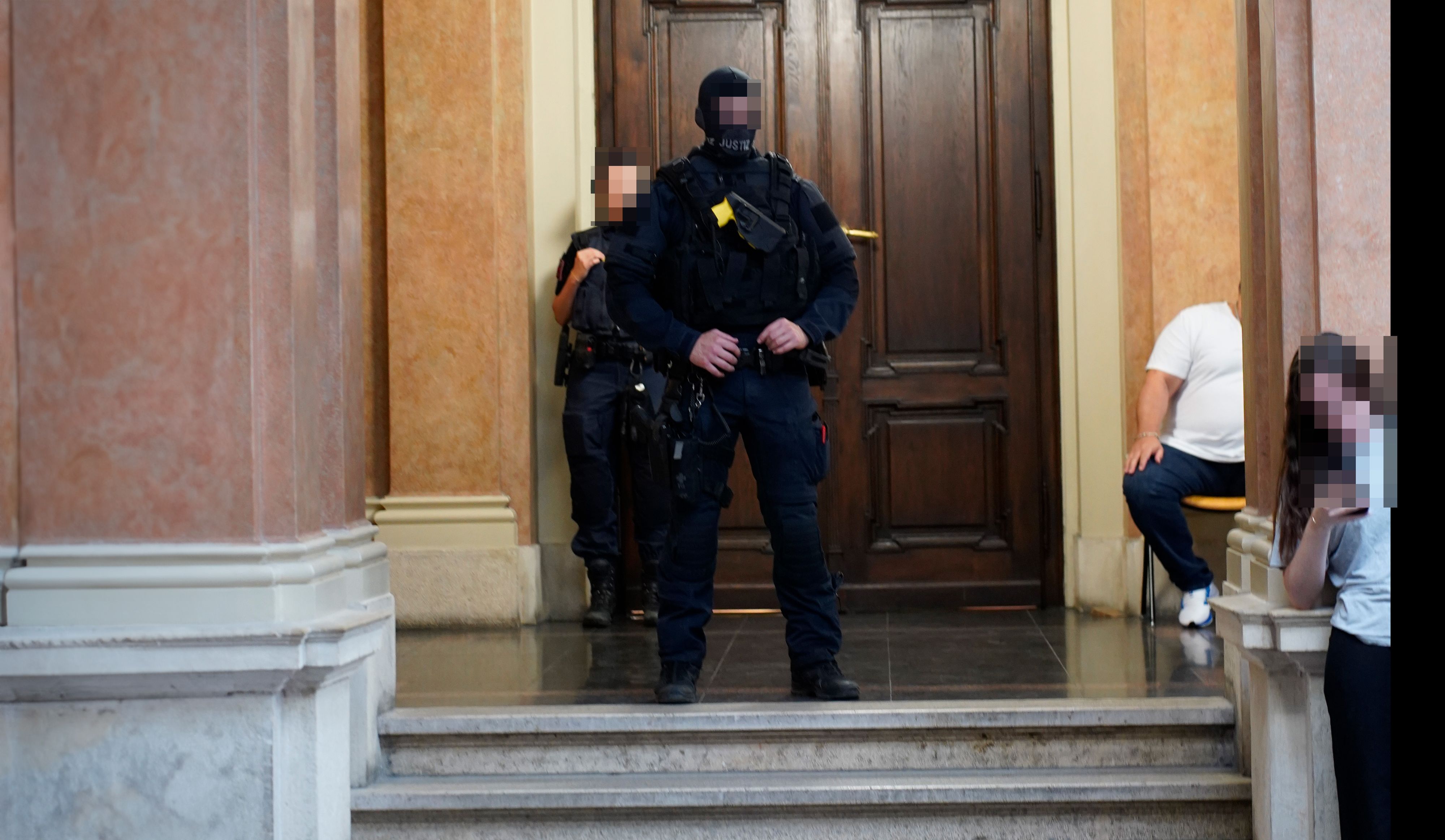 Auch vor dem Saal waren Justizwachebeamte positioniert. Drinnen herrschte strenges Film- und Fotografierverbot.