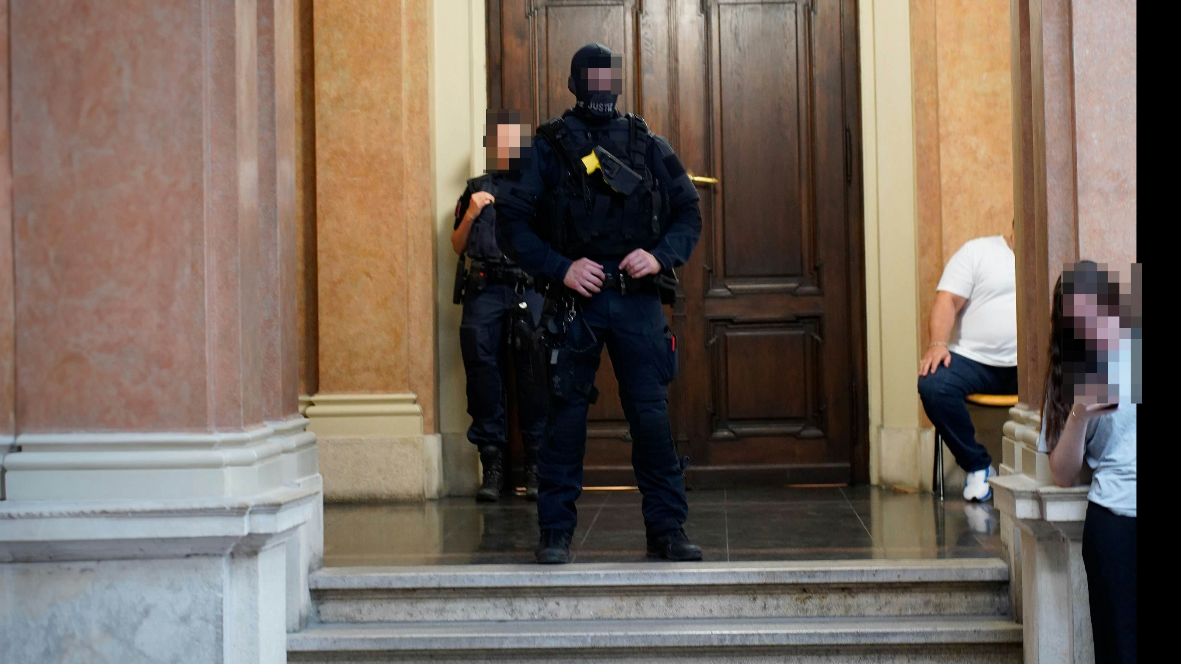 Auch vor dem Saal wurden Justizwachebeamte positioniert. Drinnen herrschte strenges Film- und Foto-Verbot.