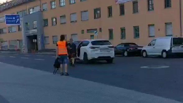 Zu sehen im Video: Der Lenker steigt aus seinem Wagen und beschimpft einen Aktivisten.