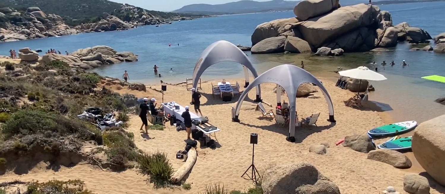 Mit Motorbooten, Lautsprechern, Pavillons, einem Grill, Tischen und Stühlen brachen die Partygäste praktisch jede Regel, die für den geschützten Strand gilt. 