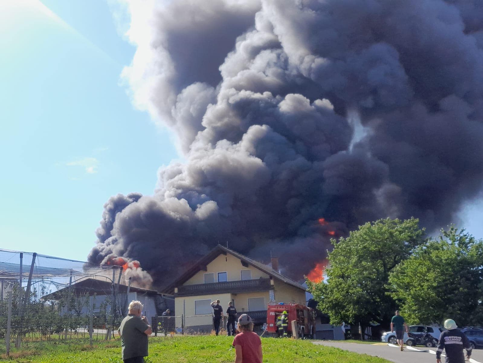 Die Laube eines Wirtschaftsgebäudes stand in Vollbrand.