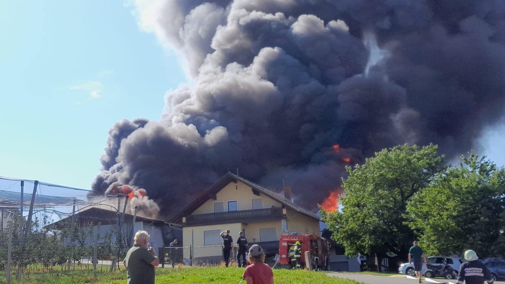 Schwarze Rauchsäule! Laube geht in Flammen auf