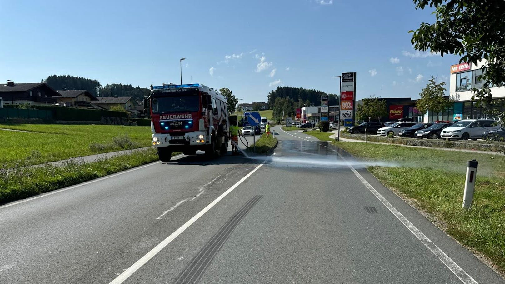 Die Einsatzkräfte entfernten die Eingeweide umgehend und reinigten die Fahrbahn. Woher die ungewöhnliche Straßenblockade kam, wird derzeit ermittelt.