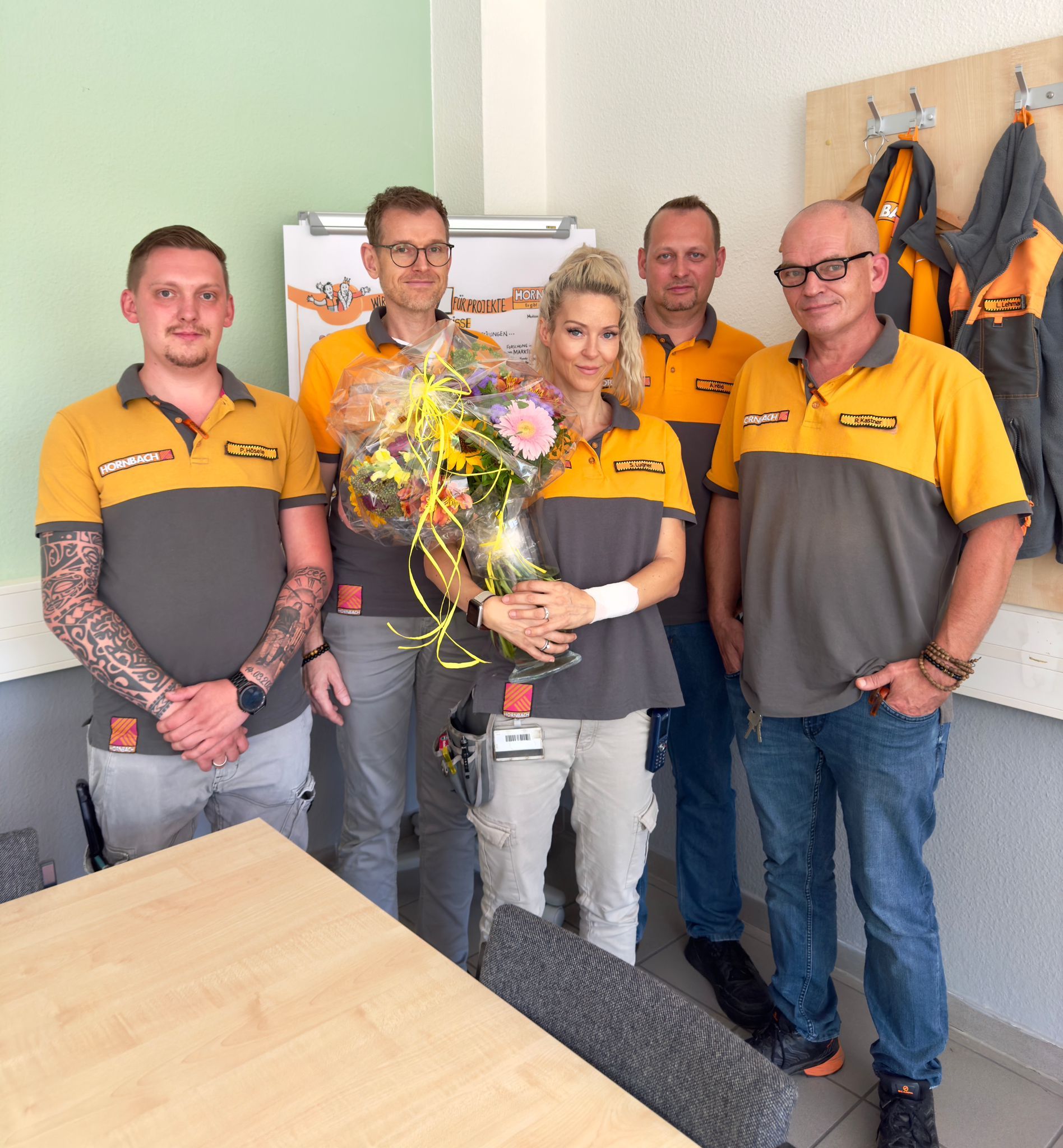 Zum Abschied gab es vom Chef und den Kollegen einen Blumenstrauß für Simone Lugner