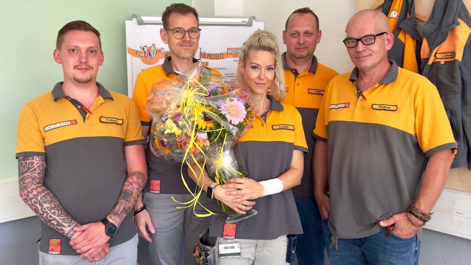 <strong>01.08.2024: Lugners Abschiedsgeschenk an Kollegen erstaunt alle.</strong> Dieser Abschied ist "Bienchen" schwergefallen. Am 31. Juli musste sie zu ihrem alten Job und ihr Kollegen "Adieu" sagen. <a data-li-document-ref="120050936" href="https://www.heute.at/s/lugners-abschiedsgeschenk-an-kollegen-erstaunt-alle-120050936">Weiterlesen &gt;&gt;&gt;</a><a data-li-document-ref="120050930" href="https://www.heute.at/s/4600-mindestsicherung-jetzt-spricht-wiens-stadtrat-120050930"></a>