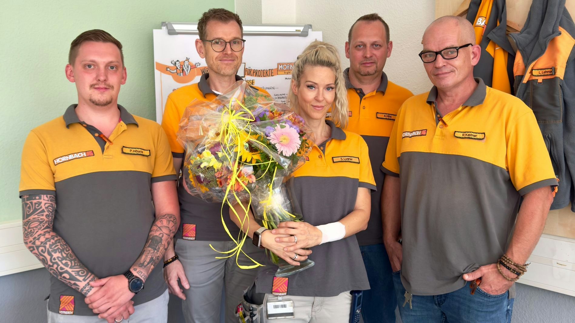 Zum Abschied gab es vom Chef und den Kollegen einen Blumenstrauß für Simone Lugner