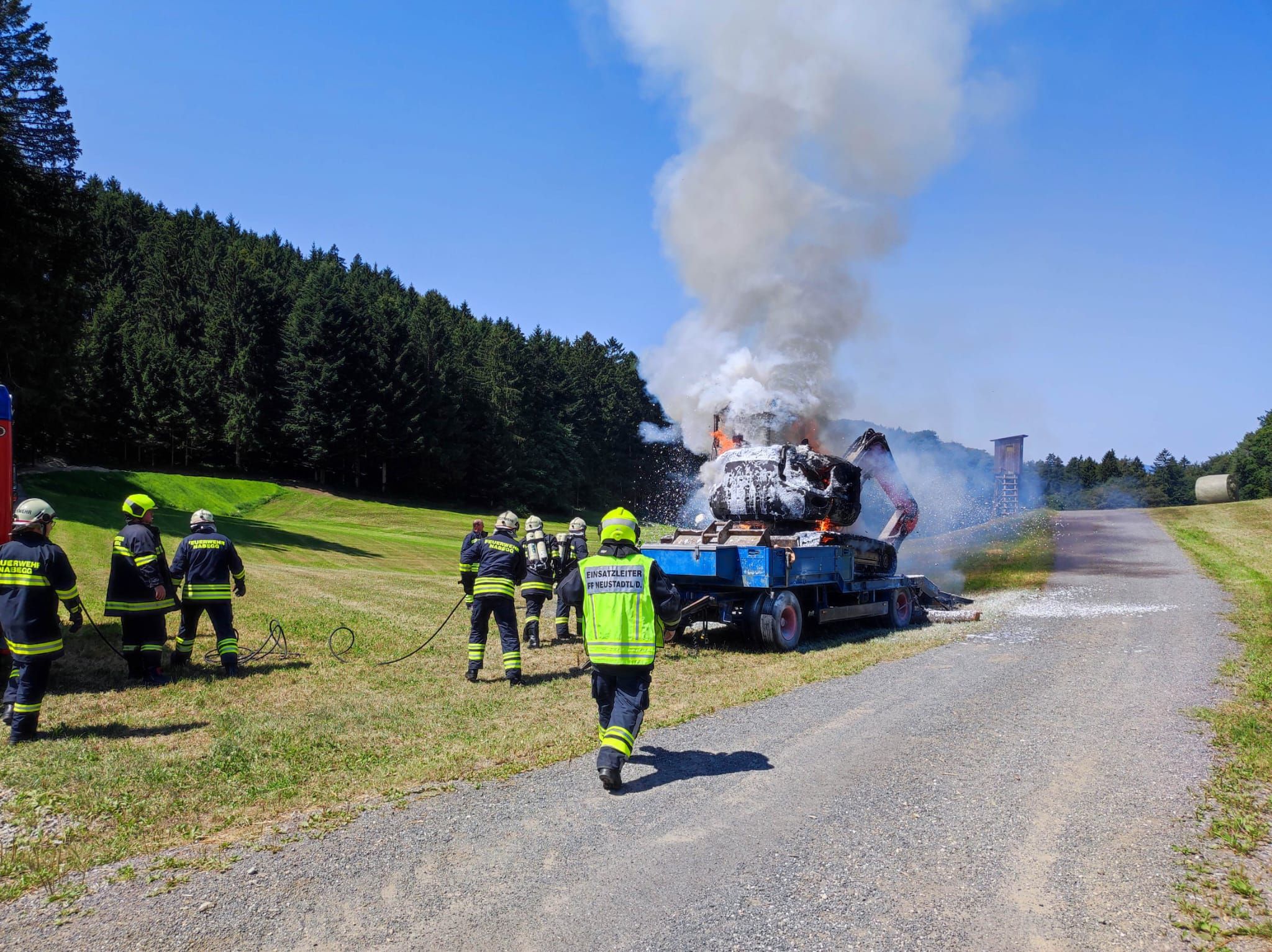 Traktor ging im Bezirk Amstetten in Flammen auf, die Feuerwehr löschte
