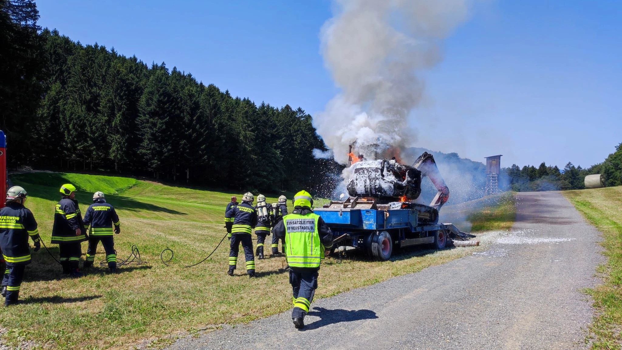 Traktor ging im Bezirk Amstetten in Flammen auf, die Feuerwehr löschte