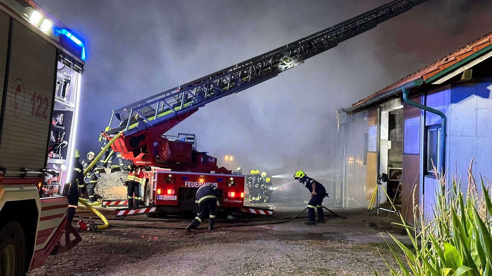 In der Nacht auf Mittwoch heulten rund um St. Georgen am Steinfelde die Sirenen. Auf einem Bauernhof ist aus derzeit ungeklärten Gründen ein Brand ausgebrochen.