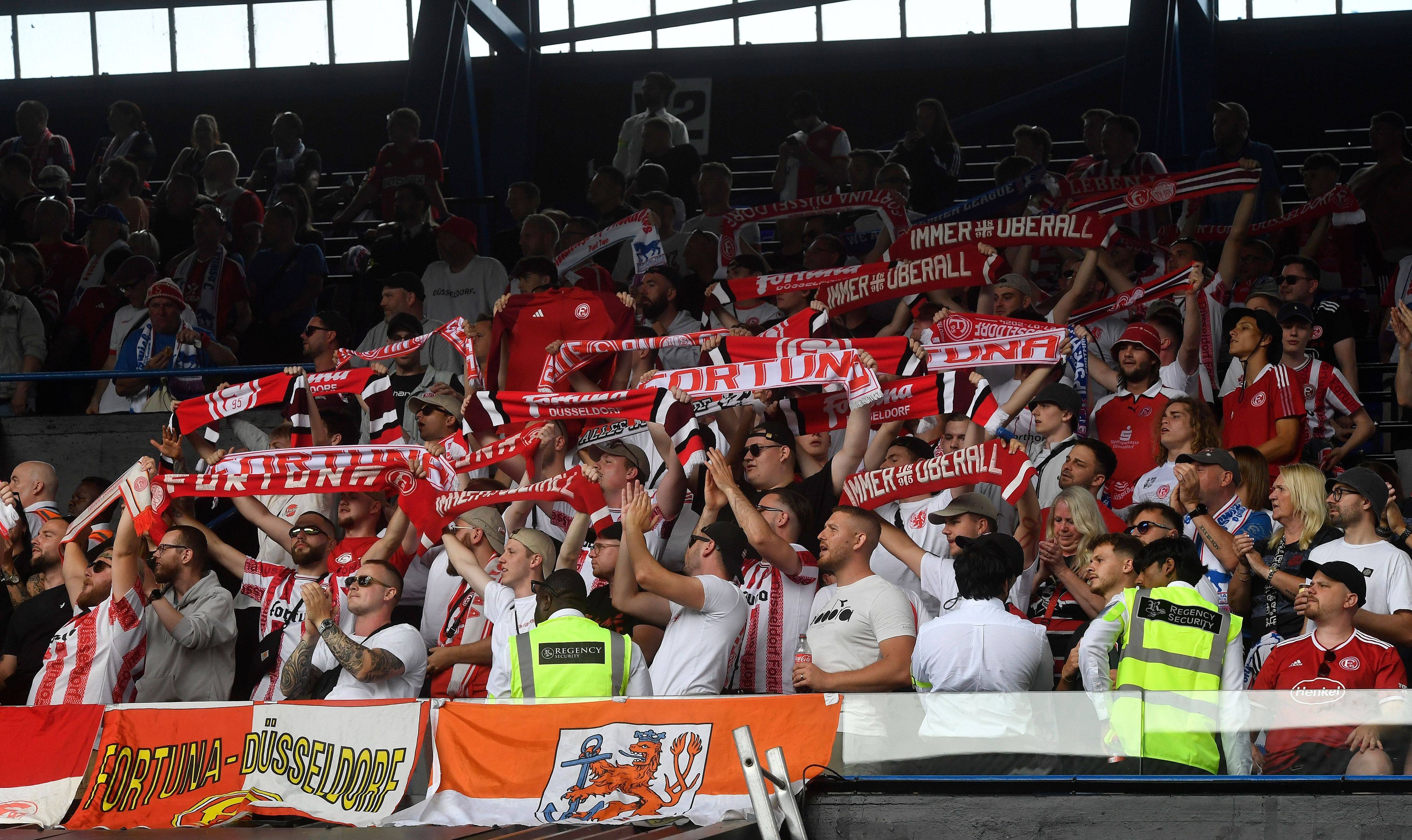 Fans von Fortuna Düsseldorf beim Spiel gegen Ipswich.