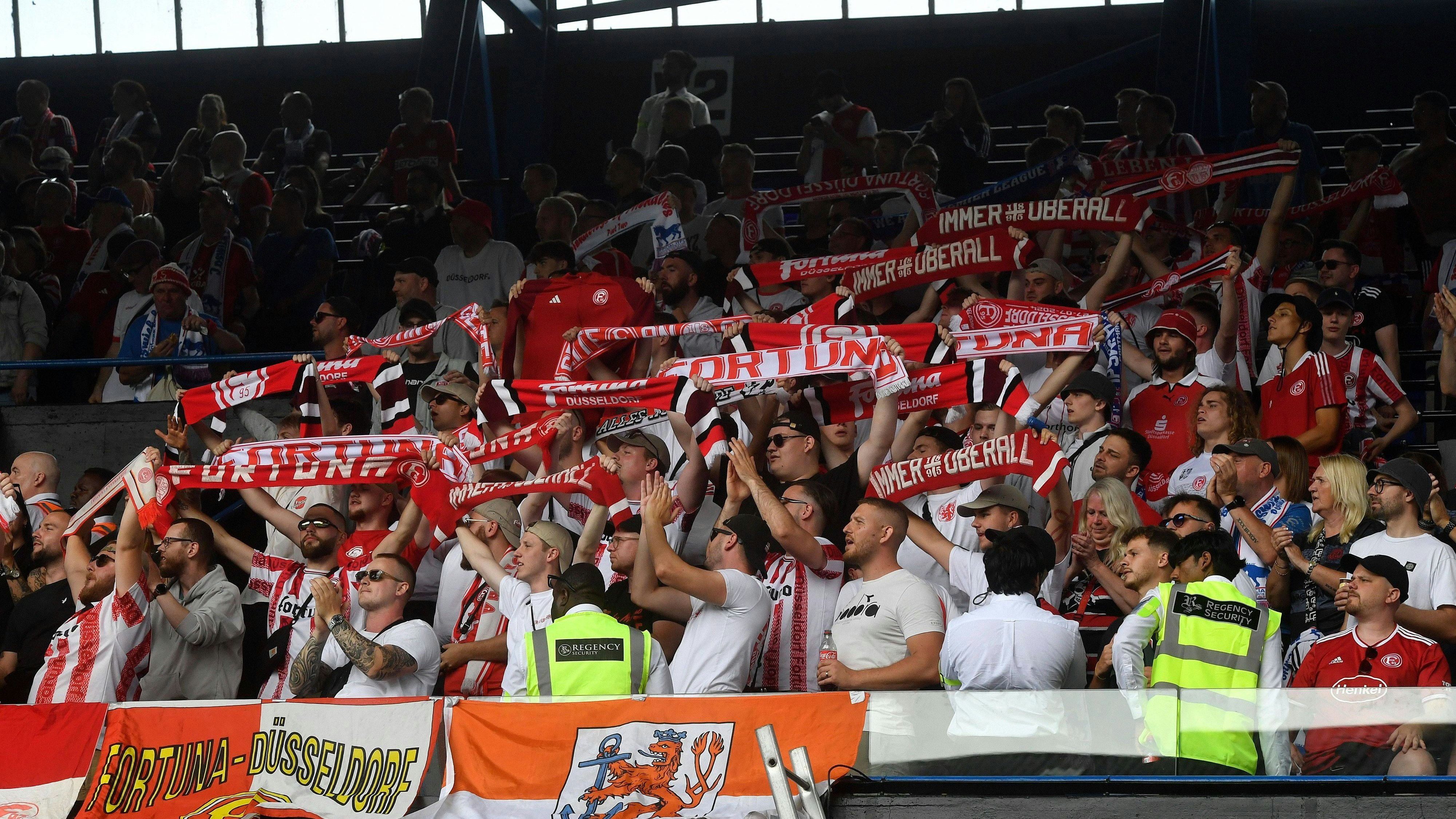 Fans von Fortuna Düsseldorf beim Spiel gegen Ipswich.