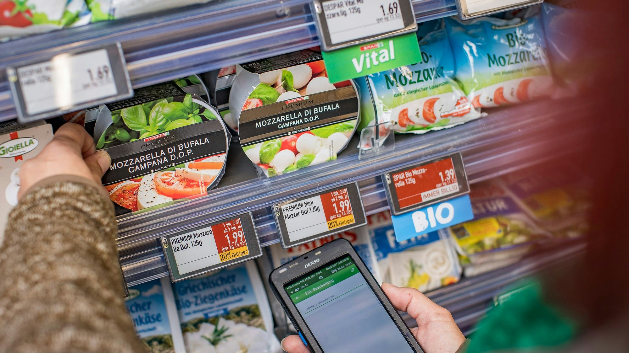 Die 4-farbigen digitalen Preisschilder sollen den Kunden genaueste Preis-, Werbe- und Produktinformationen bieten.