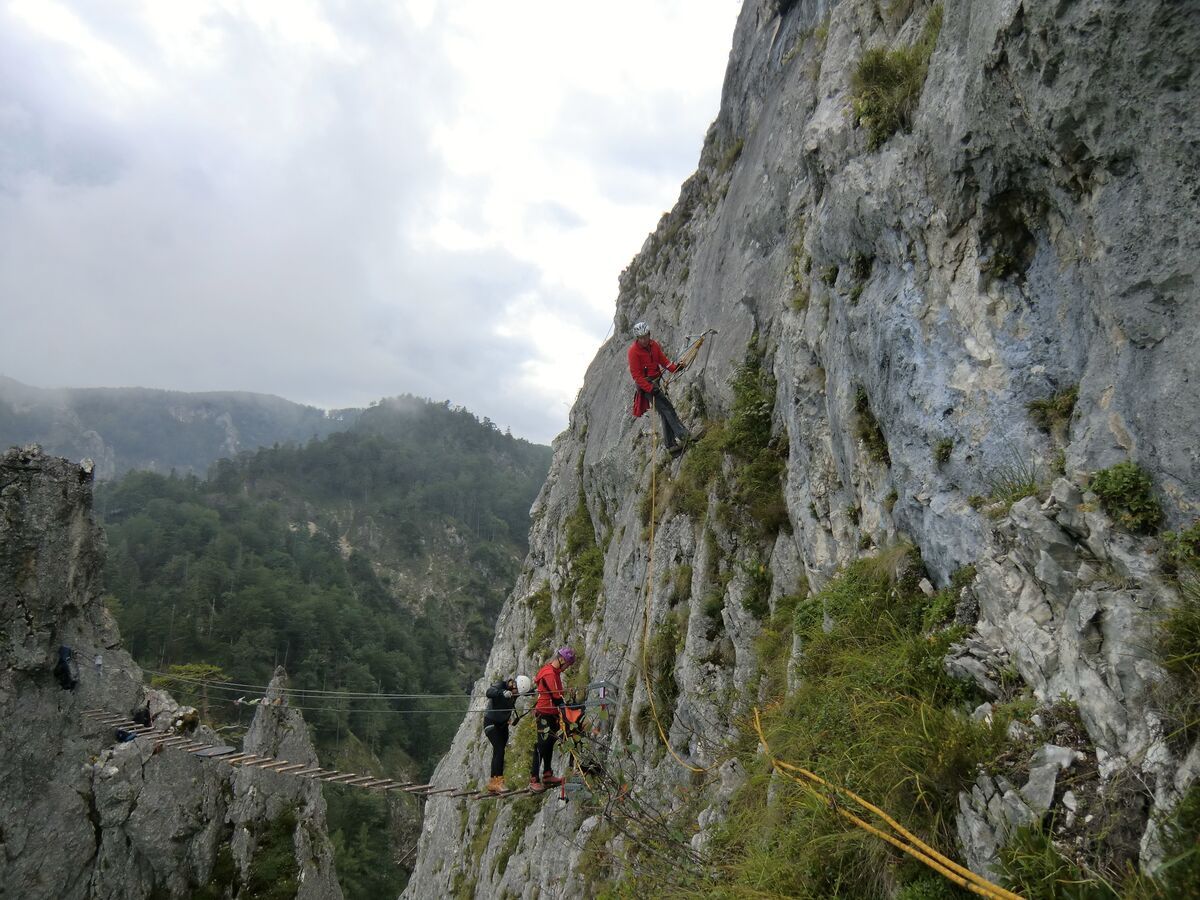 Der Drachenwand-Klettersteig führt auf den gut 1.000 Meter hohen Gipfel.