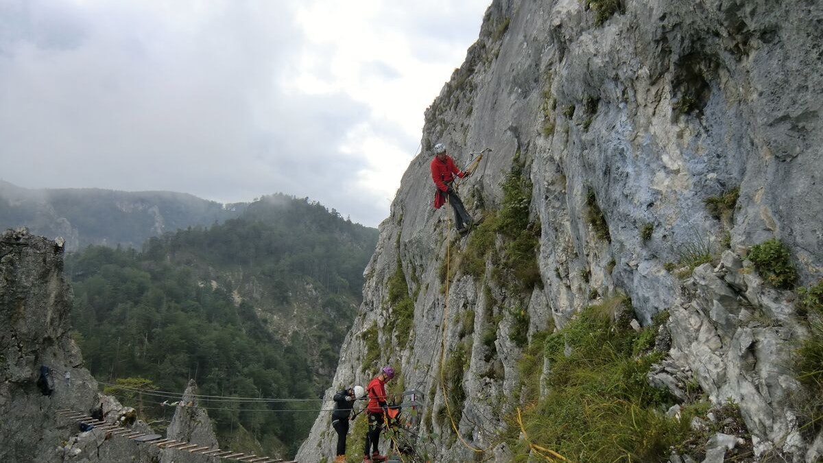 Heute.at - Mann stürzt vor Augen von Freundin 200 Meter in Tod