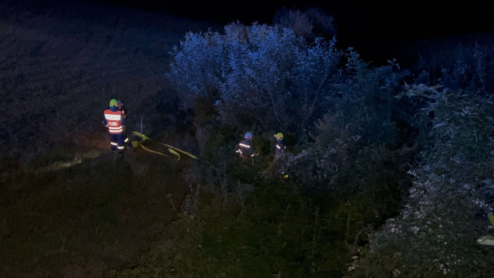 Aus derzeit noch ungeklärten Gründen kam am späten Dienstagabend ein BMW mit drei Insassen bei Gerling von der Straße ab und fuhr gegen ein Brückengeländer.