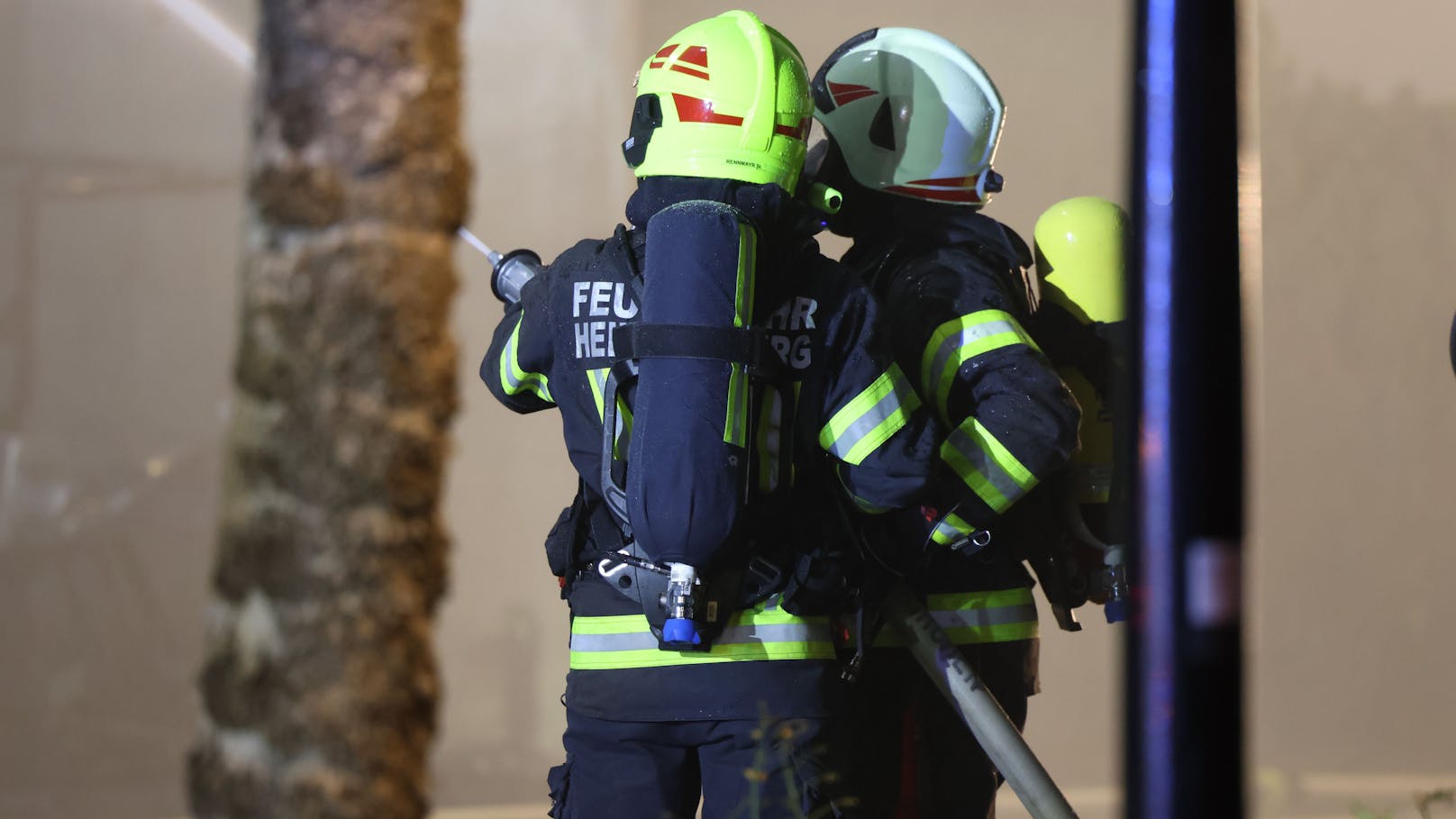 In Eschenau im Hausruckkreis (Bezirk Grieskirchen) ist in der Nacht auf Donnerstag in einem Wirtshaus ein Großbrand ausgebrochen. Die Feuerwehr rief Alarmstufe 3 aus, 17 Feuerwehren waren im Einsatz.