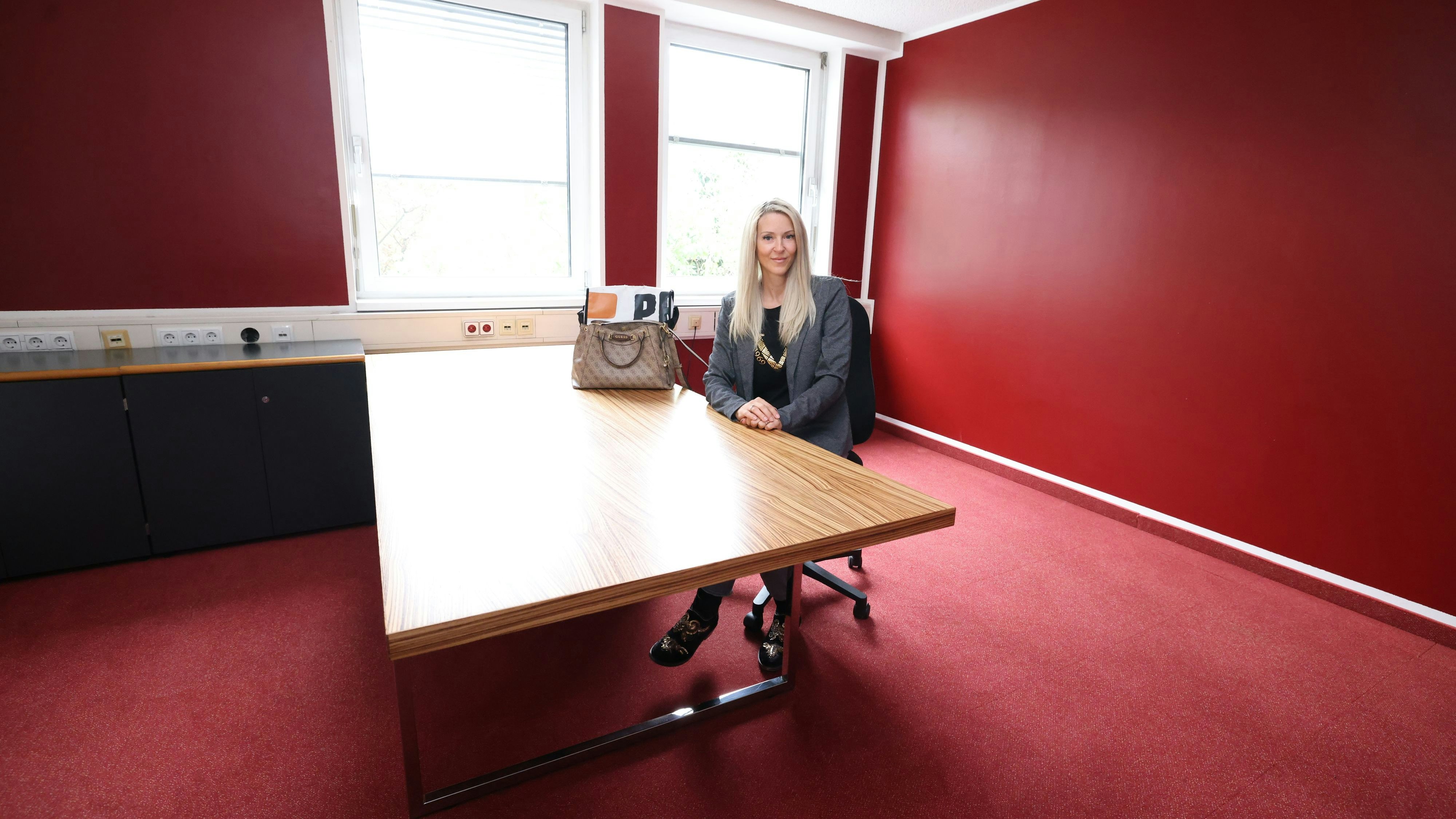 Simone "Bienchen" Lugners erster Arbeitstag in der Lugner City am 1. August 2024 - Simone zeigt sich schon mal auf ihrem neuen Thron in der Lugner City.