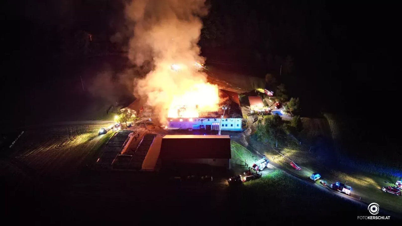 In den frühen Morgenstunden des 1. August wurden die Einsatzkräfte zu einem Großbrand auf einem Bauernhof in Sankt Thomas am Blasenstein alarmiert.