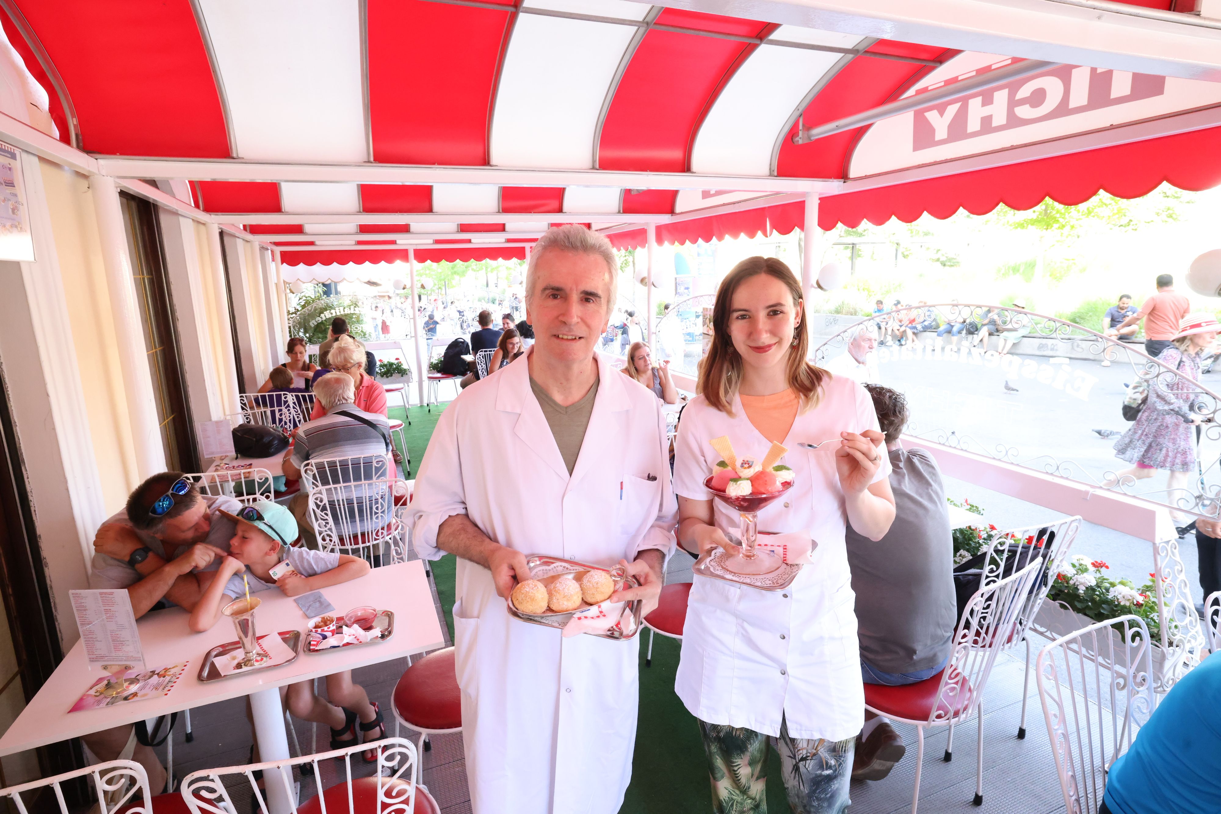 Kurt Tichy Jun. und Xenia Tichy mit Eismarillenknödel und 