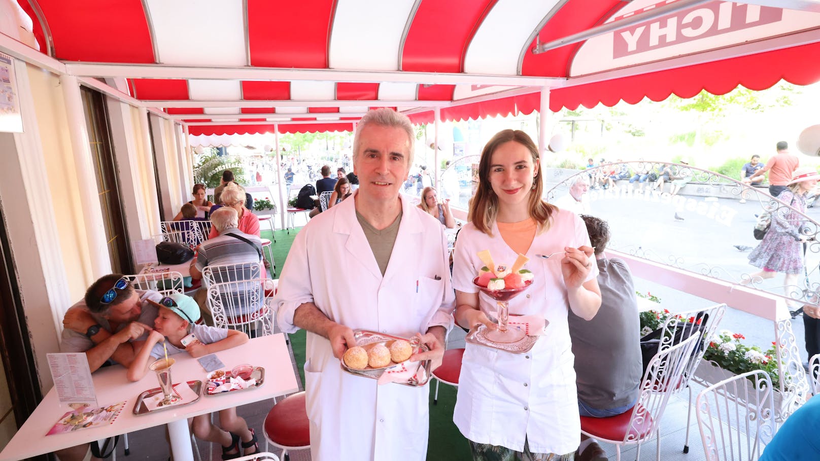 Kurt Tichy Jun. und Xenia Tichy mit Eismarillenknödel und "Favoritner Sommer"