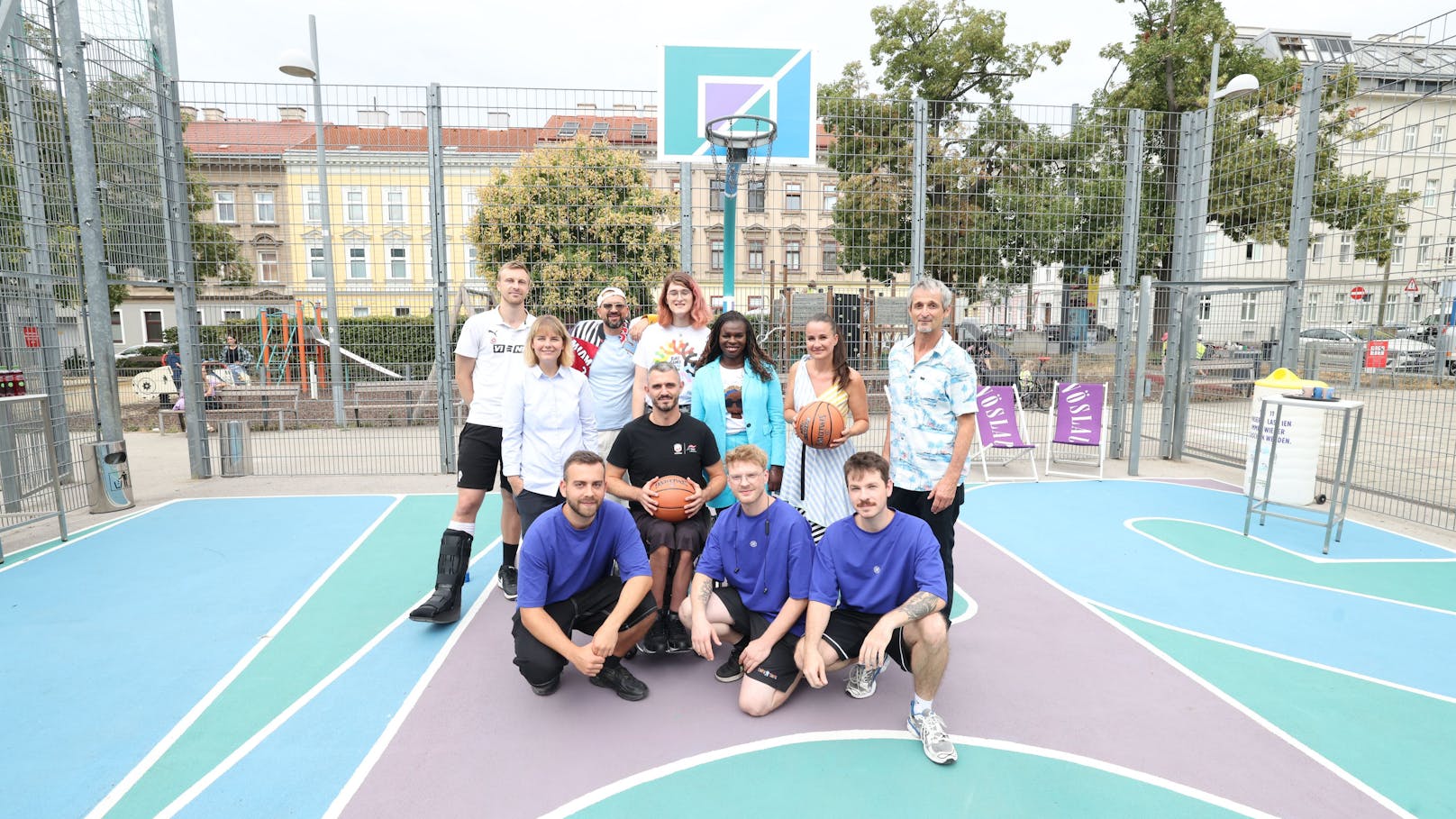 Bei der Präsentation des ersten gekühlten Sportplatzes dabei (v.l.): Profi-Basketballer Matthias Linortner, Ottakringer Bezirksvorsteherin Stefanie Lampl, Moderator Stefan Joham, Maud Böhm vom Sportverein "Aufschlag", Ärztin und Politikerin Mireille Ngosso, Vöslauer Marketing-Leiterin Yvonne Haider-Lenz, Umweltmediziner Hans-Peter Hutter, Rollstuhl-Basketball-Fahrer Mehmet Hayirli und das Künstler-Kollektiv "Holla Hoop"