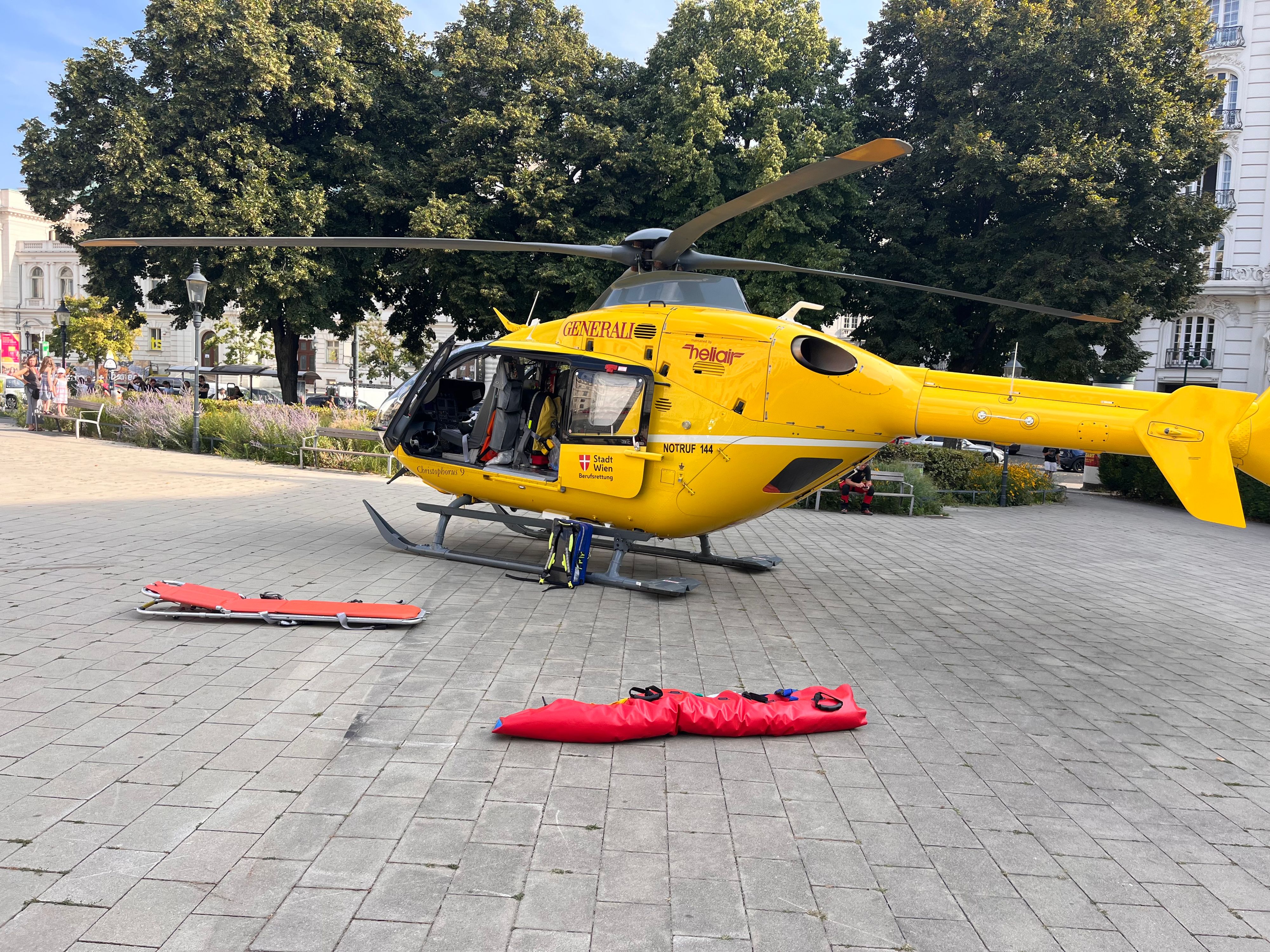 Der Rettungshubschrauber brachte die Frau ins Spital.
