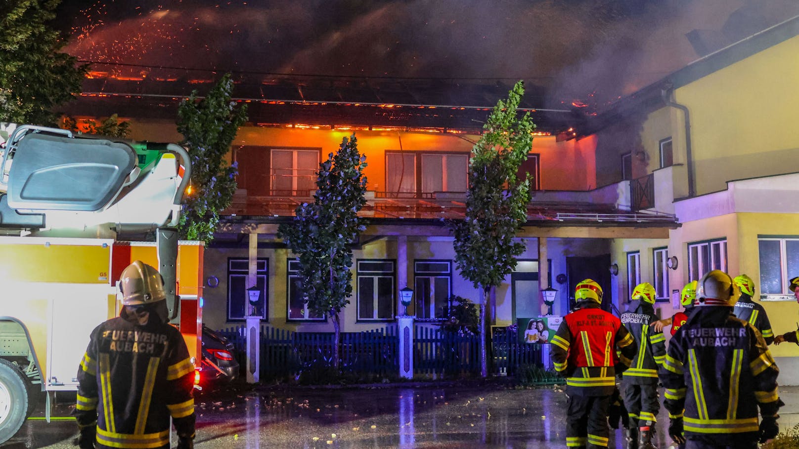 In Eschenau im Hausruckkreis (Bezirk Grieskirchen) ist in der Nacht auf Donnerstag in einem Wirtshaus ein Großbrand ausgebrochen. Die Feuerwehr rief Alarmstufe 3 aus, 17 Feuerwehren waren im Einsatz.