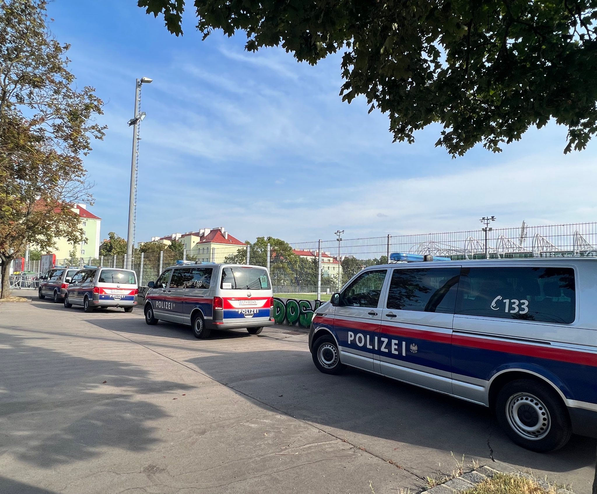 Auf der Linzer Straße ist die Polizei bereits präsent. 