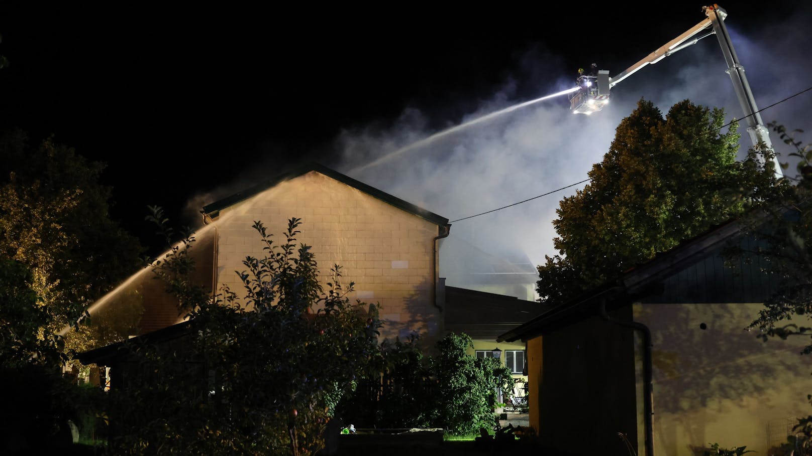 In Eschenau im Hausruckkreis (Bezirk Grieskirchen) ist in der Nacht auf Donnerstag in einem Wirtshaus ein Großbrand ausgebrochen. Die Feuerwehr rief Alarmstufe 3 aus, 17 Feuerwehren waren im Einsatz.