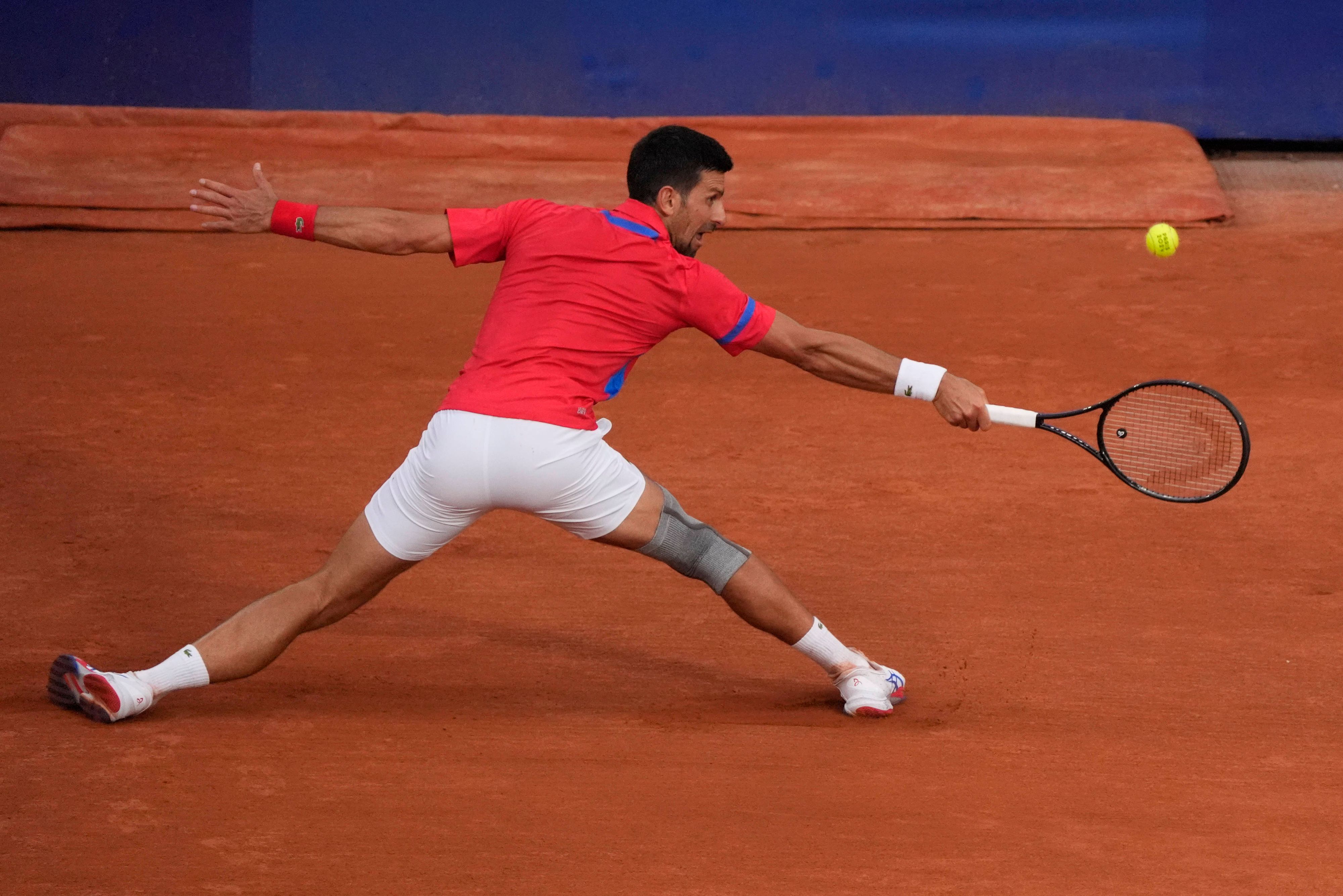 Novak Djokovic zittert sich mit Kniestrumpf weiter.