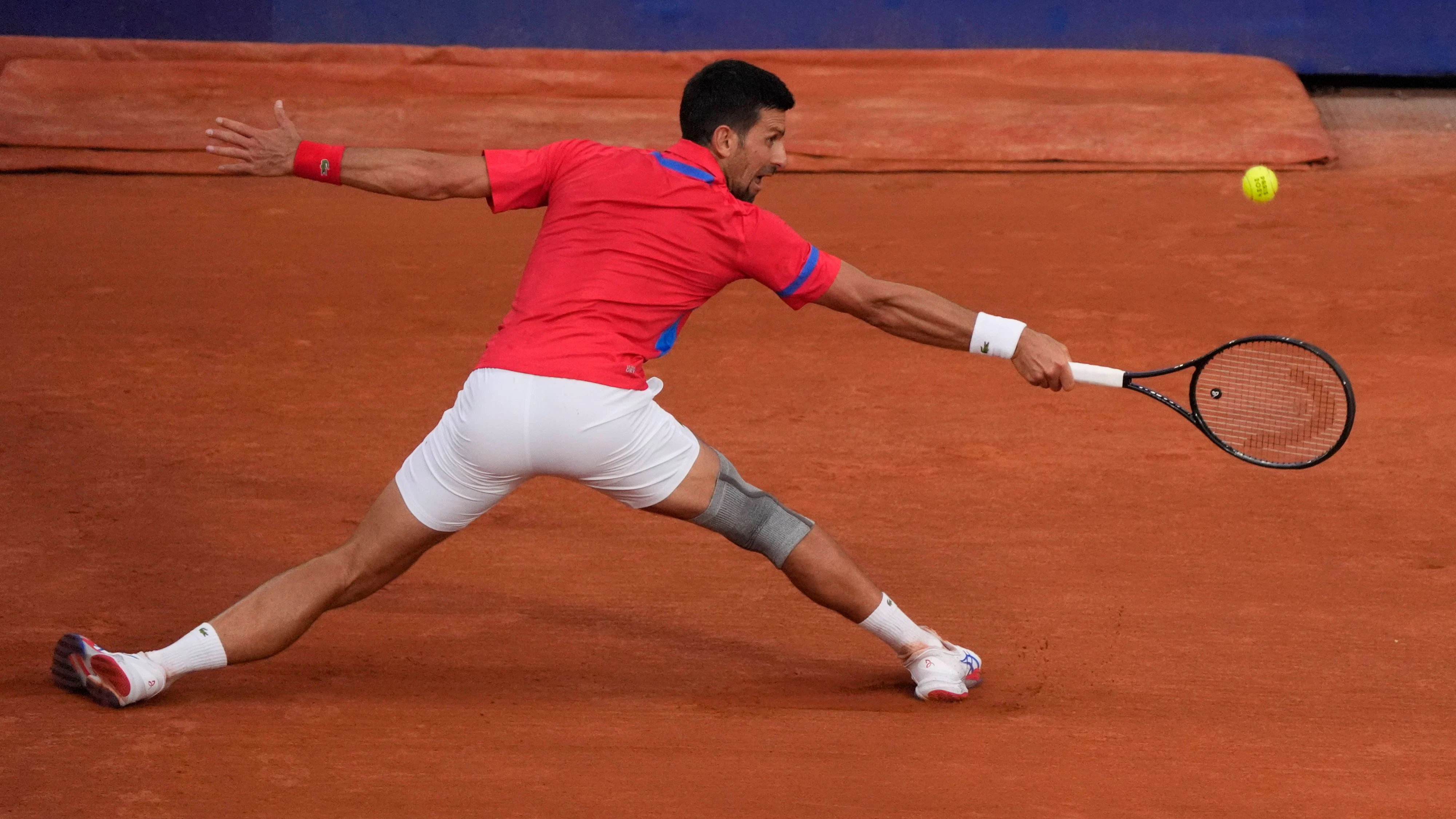 Novak Djokovic zittert sich mit Kniestrumpf weiter.