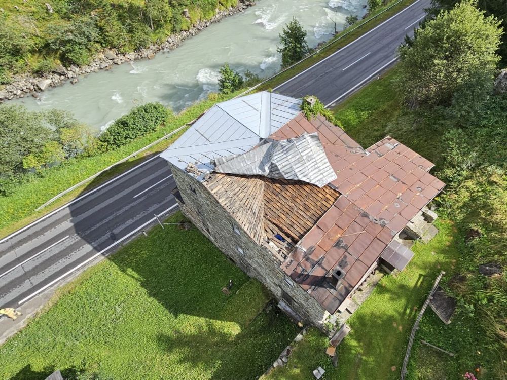 In Tirol sorgte der Sturm am Donnerstag für ein abgedecktes Hausdach.