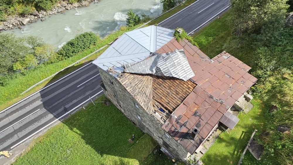 In Tirol sorgte der Sturm am Donnerstag für ein abgedecktes Hausdach.