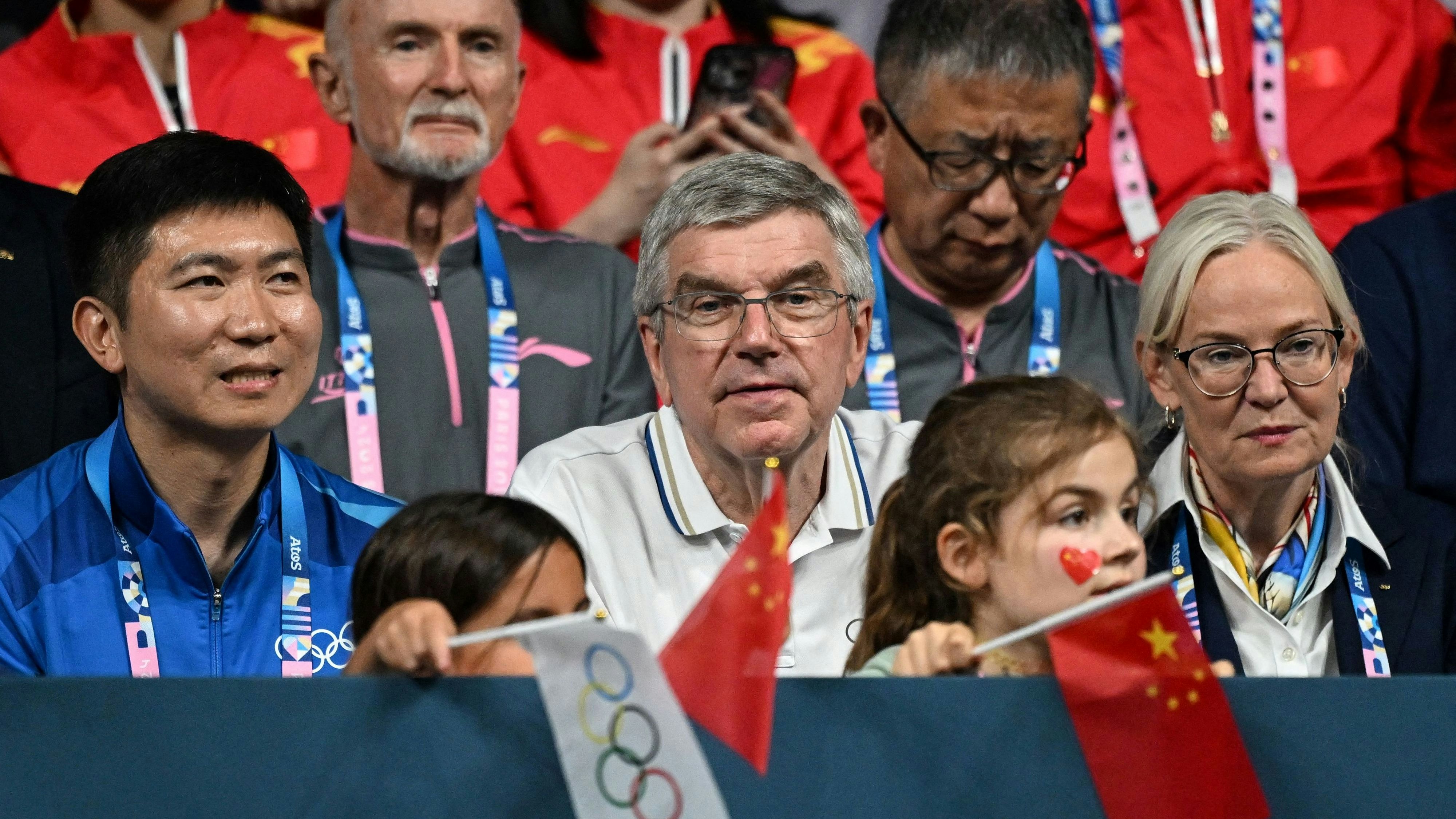 Überlegt, das Boxen ab 2028 überhaupt aus dem Olympia-Programm zu nehmen: IOC-Präsident Thomas Bach (Mitte)