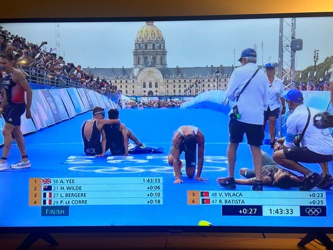 Erschöpfte Athleten nach dem Triathlon in Paris