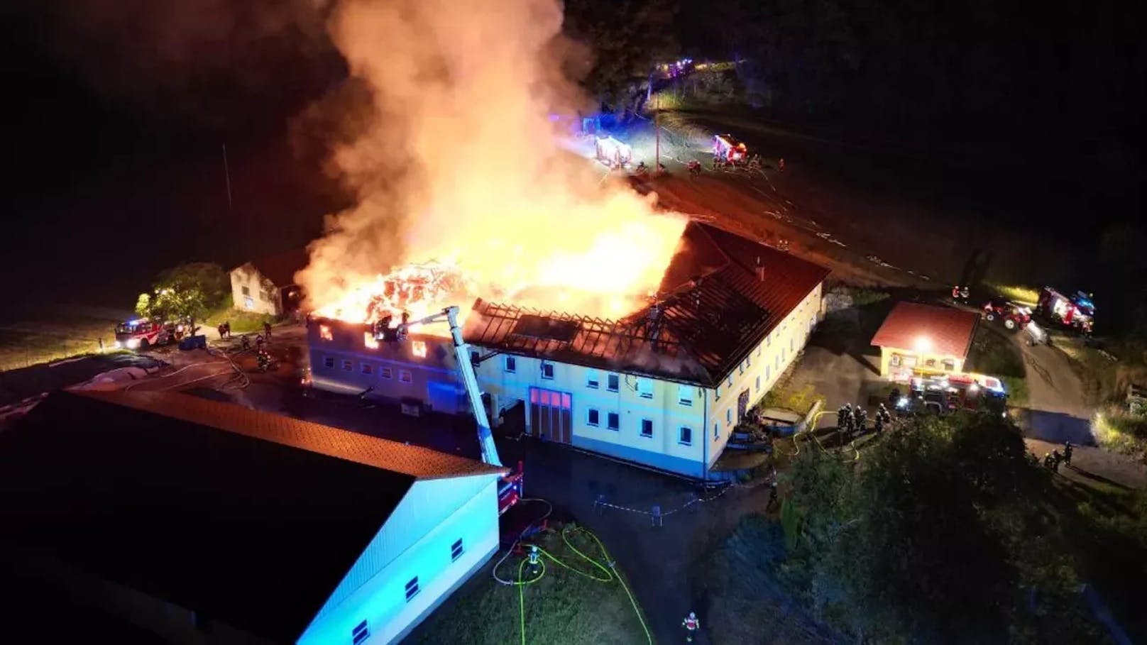 In den frühen Morgenstunden des 1. August wurden die Einsatzkräfte zu einem Großbrand auf einem Bauernhof in Sankt Thomas am Blasenstein alarmiert.